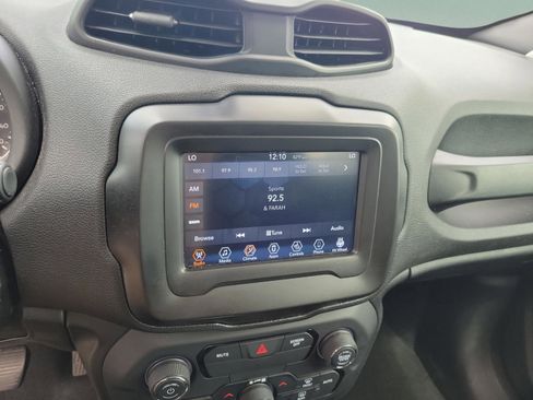 Used 2018 Jeep Renegade Latitude w/ Cold Weather Group image 17