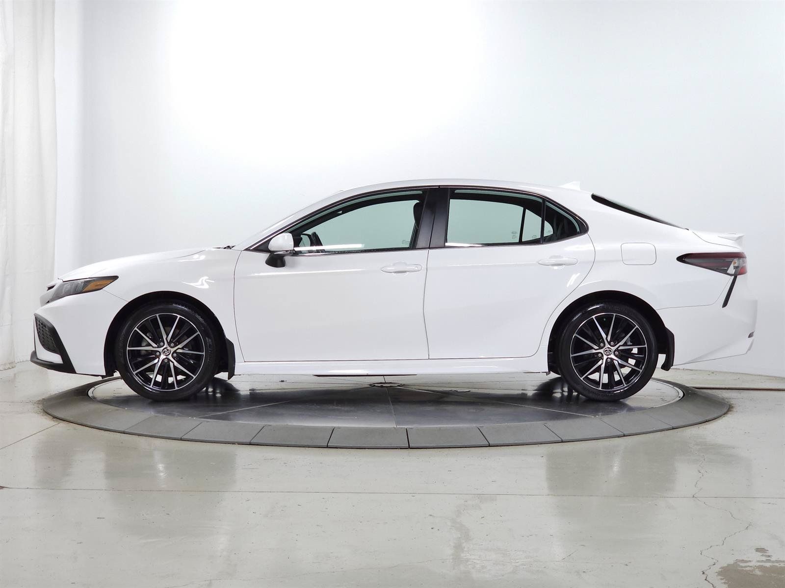 Used 2023 Toyota Camry SE w/ Protection Package (Q2) (TMS) FWD image 4