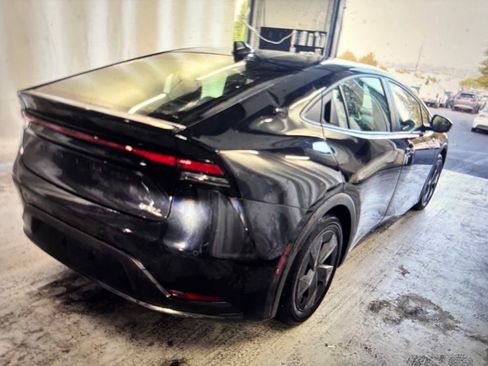 Used 2024 Toyota Prius LE FWD image 2