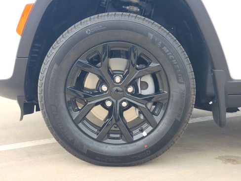 New 2026 Jeep Grand Cherokee Altitude image 9