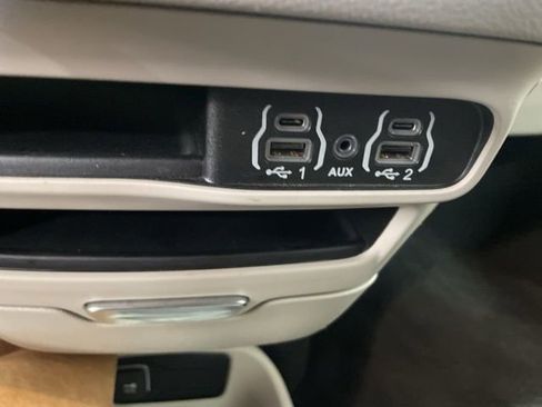 Used 2024 Chrysler Pacifica Touring-L image 13