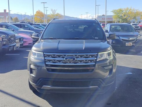 Used 2018 Ford Explorer XLT image 2