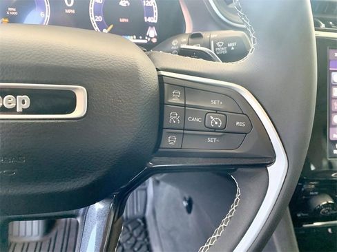 Used 2023 Jeep Grand Cherokee Laredo image 33