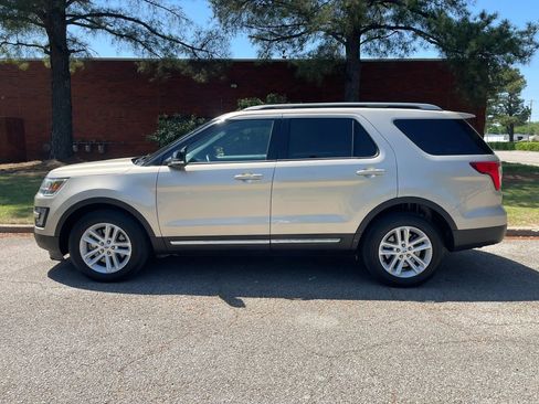 Used 2017 Ford Explorer XLT w/ Equipment Group 201A image 2