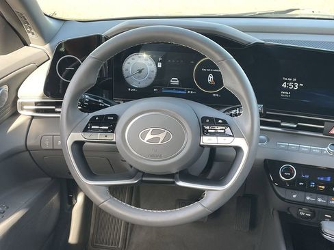 Certified 2025 Hyundai Elantra SEL FWD image 13