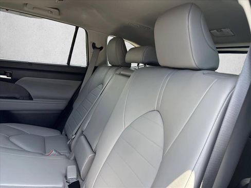 Used 2022 Toyota Highlander XLE AWD/4WD image 20