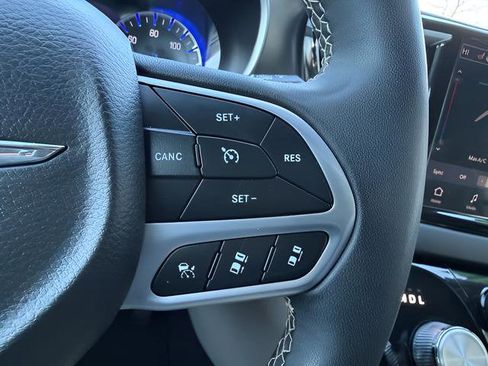 Used 2024 Chrysler Pacifica Touring-L FWD image 17