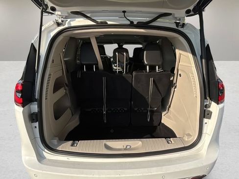 Used 2024 Chrysler Pacifica Touring-L FWD image 31