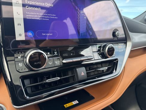 Used 2025 Toyota Highlander Platinum image 25