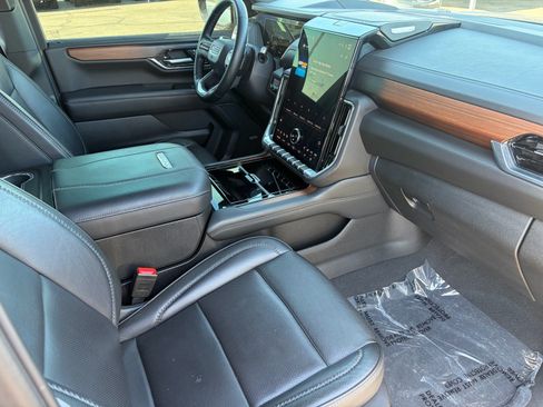 Used 2025 GMC Yukon Denali AWD/4WD image 33