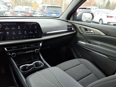 Used 2025 Chevrolet Traverse LT w/ Driver Confidence Package image 23