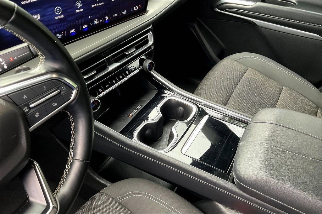 Used 2024 Chevrolet Traverse LT AWD/4WD image 21