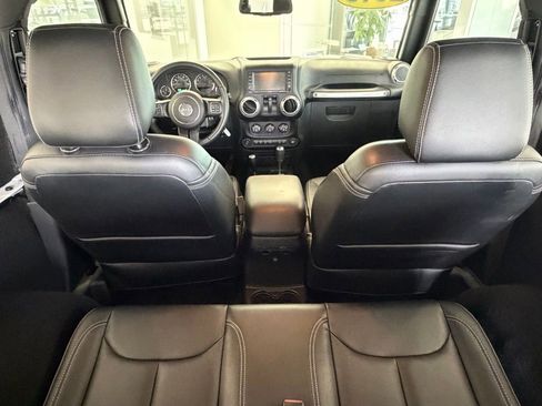 Used 2018 Jeep Wrangler Sahara w/ Connectivity Group AWD/4WD image 16