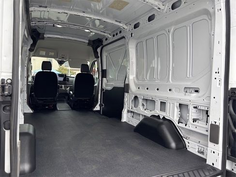 Used 2022 Ford E-Transit Medium Roof image 25
