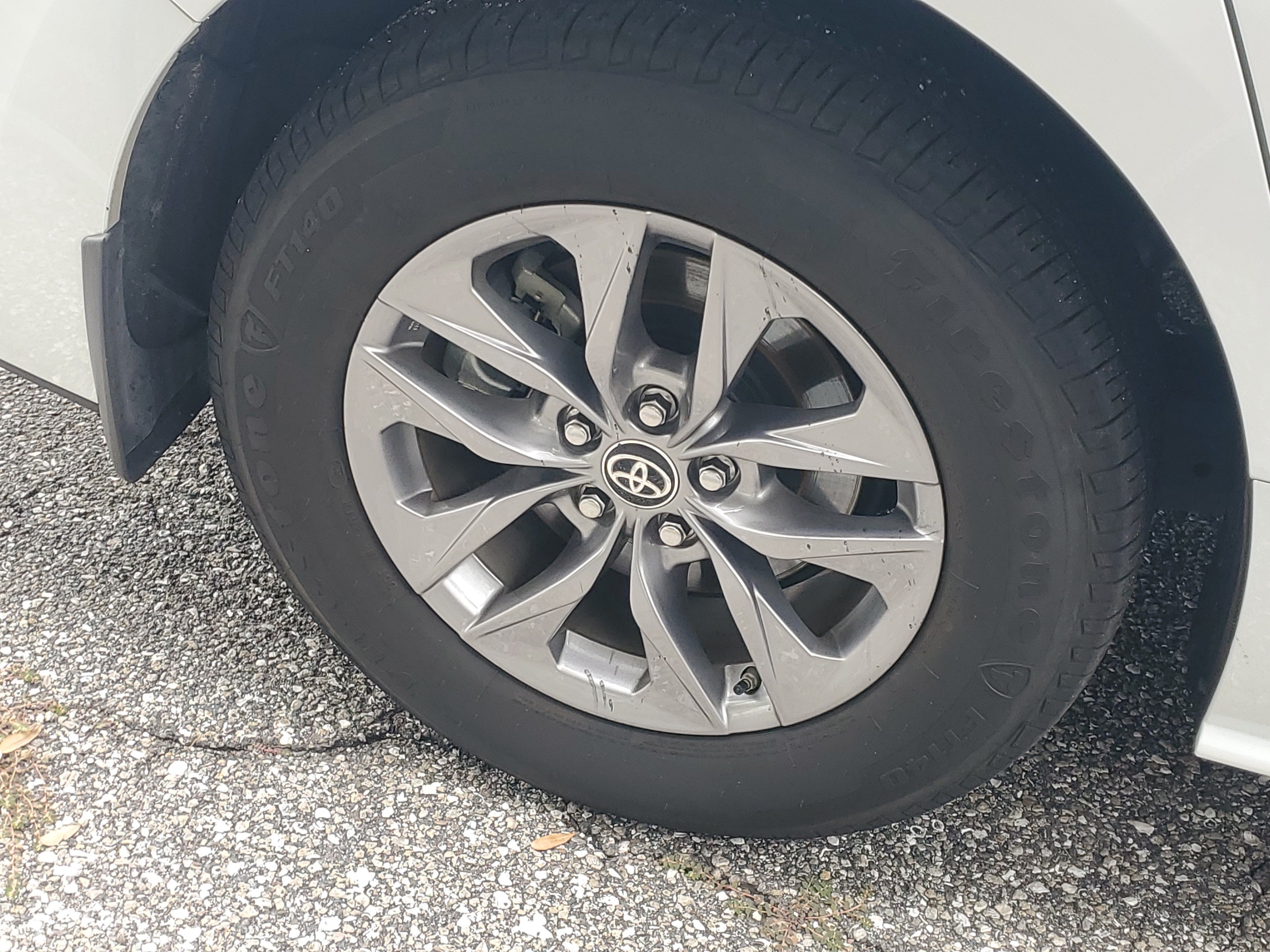 Used 2025 Toyota Sienna XLE FWD image 4