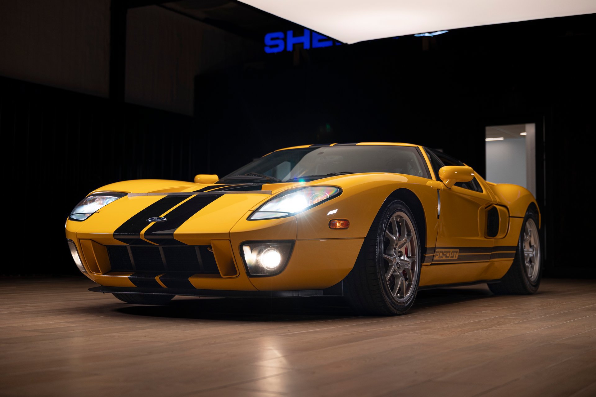 Used 2005 Ford GT RWD image 23