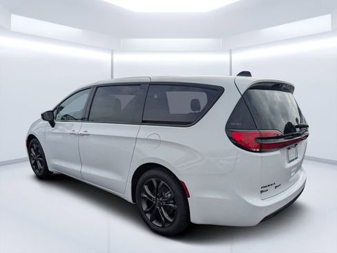 New 2026 Chrysler Pacifica Select image 5