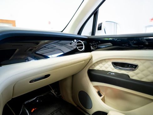 Used 2021 Bentley Bentayga Plug-In Hybrid image 47