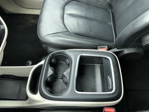 Used 2022 Chrysler Pacifica Touring-L image 19