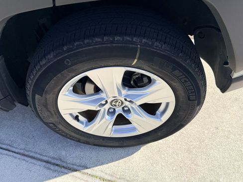 Used 2021 Toyota RAV4 XLE image 9