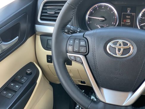 Used 2015 Toyota Highlander XLE AWD/4WD image 10