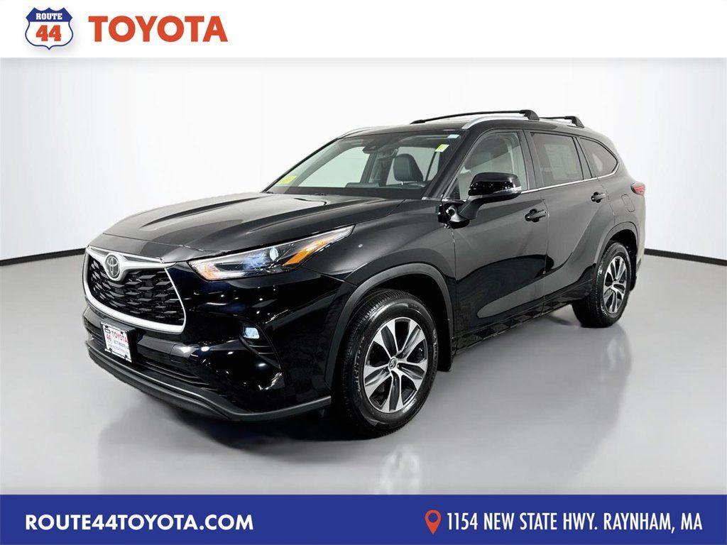 Used 2023 Toyota Highlander XLE AWD/4WD image 1