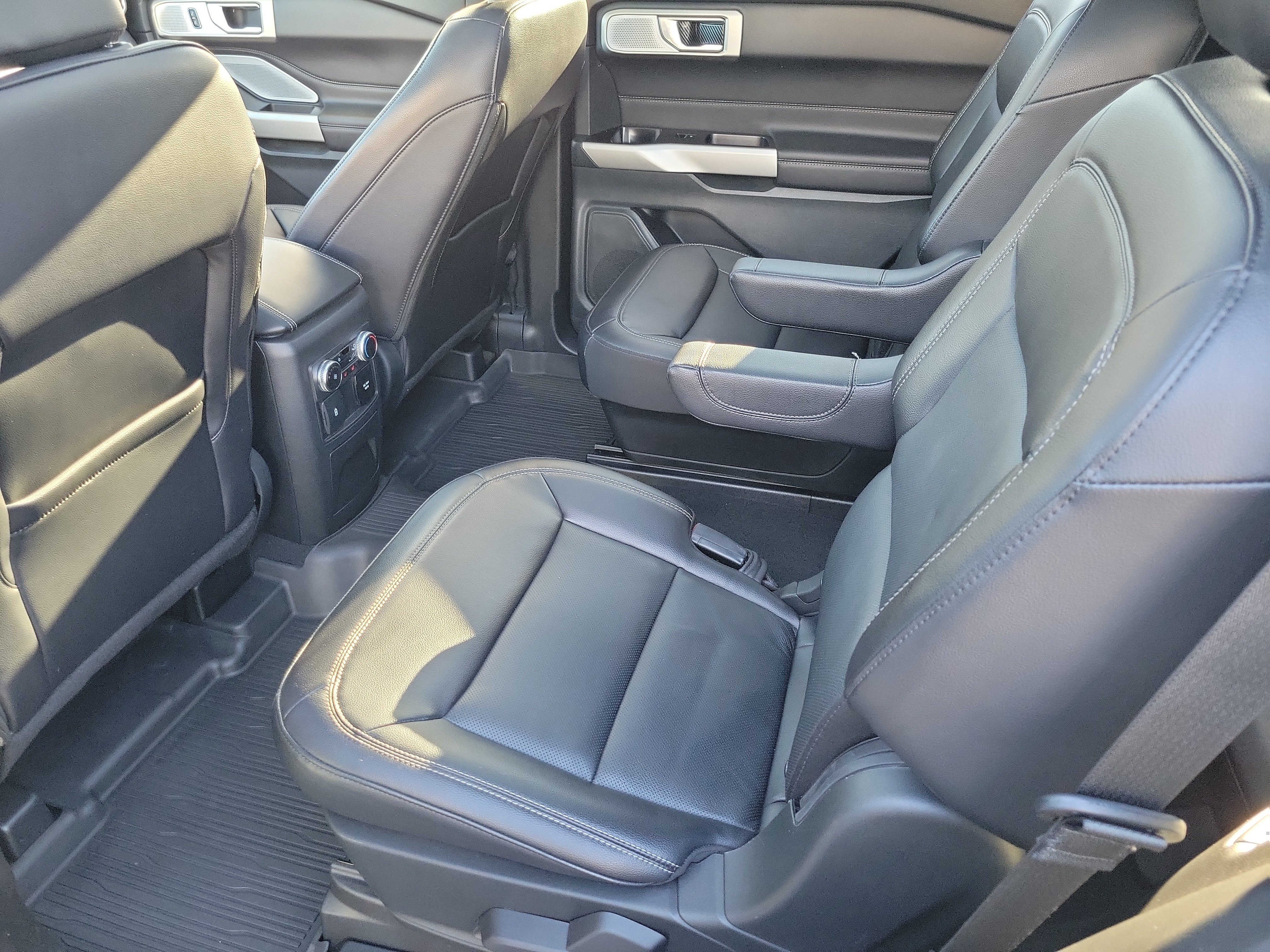 Certified 2023 Ford Explorer Limited w/ Hybrid Equipment Group 310A AWD/4WD image 13