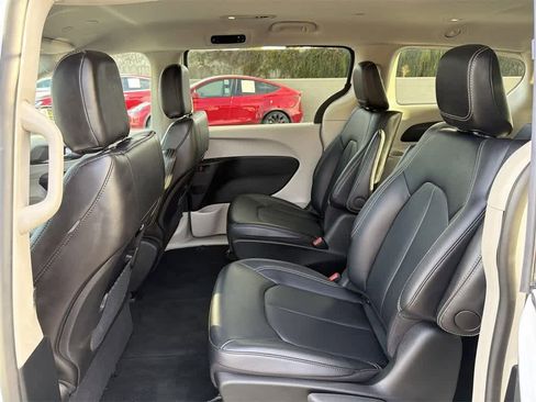 Used 2024 Chrysler Pacifica Select image 28