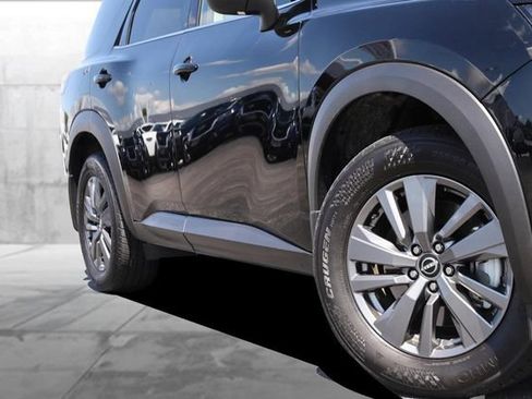 Certified 2025 Nissan Pathfinder SV FWD image 3