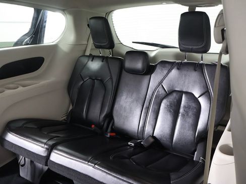 Used 2023 Chrysler Pacifica Touring-L FWD image 33