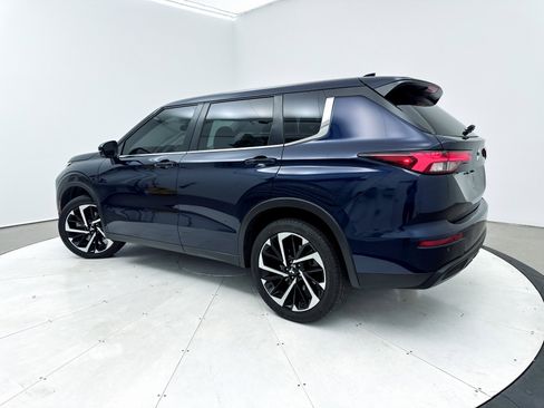Used 2023 Mitsubishi Outlander SE image 2