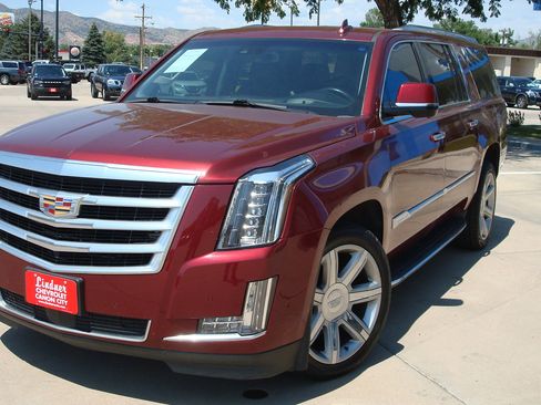 Used 2020 Cadillac Escalade ESV Premium Luxury image 1