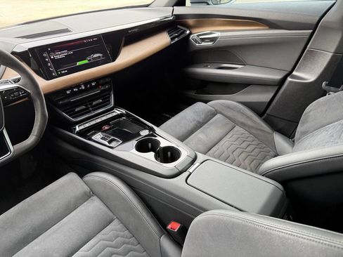 Used 2022 Audi e-tron GT Premium Plus AWD/4WD image 22