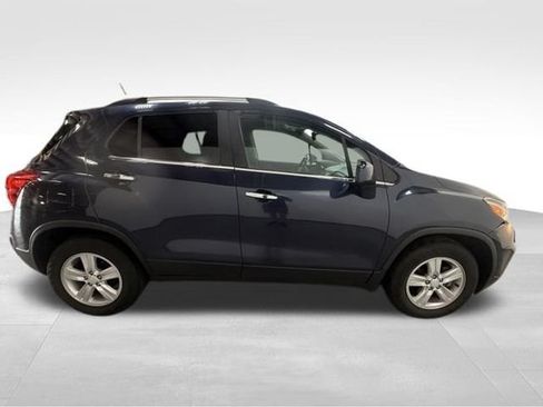 Used 2019 Chevrolet Trax LT w/ LT Convenience Package FWD image 2