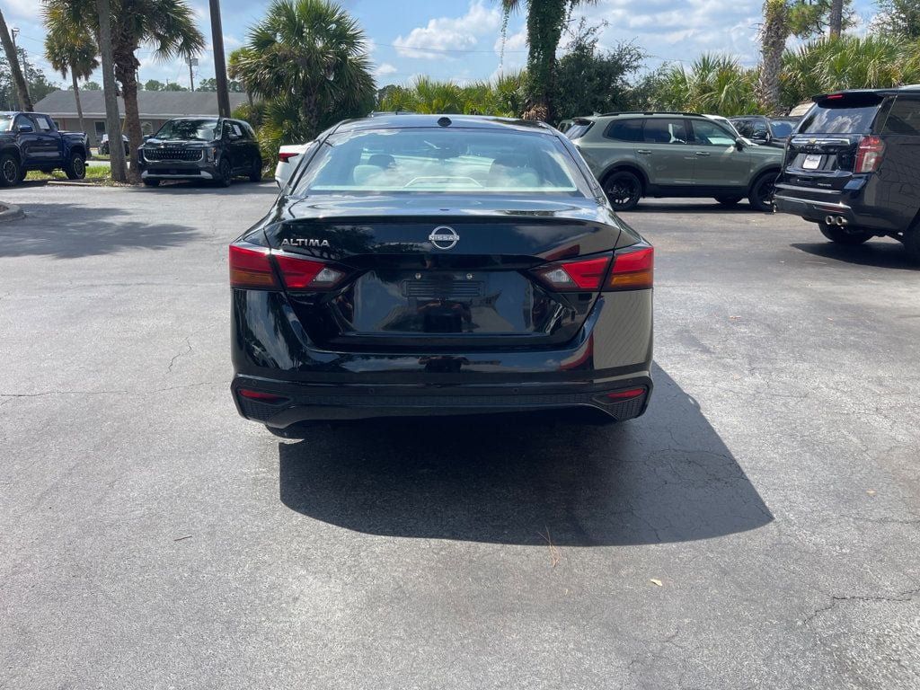 Used 2025 Nissan Altima 2.5 SV FWD image 4