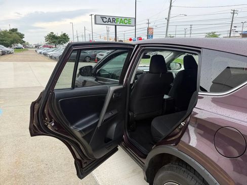 Used 2018 Toyota RAV4 XLE AWD/4WD image 17
