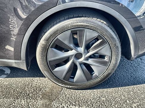 Used 2024 Tesla Model Y 2WD image 33