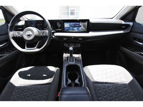 Used 2025 Nissan Kicks SV AWD/4WD image 10