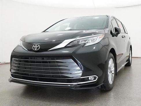 New 2026 Toyota Sienna Limited FWD image 32