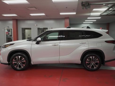 Certified 2022 Toyota Highlander XLE image 4