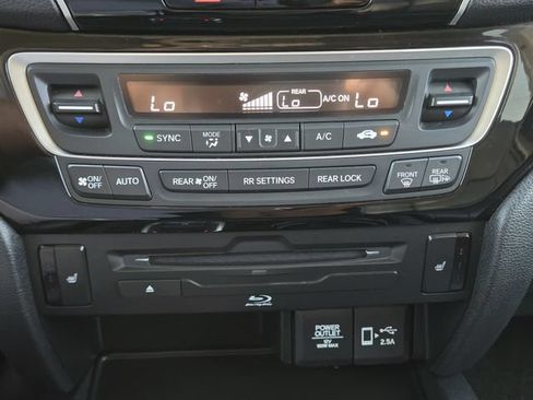 Used 2022 Honda Pilot Touring image 19