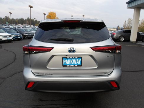 Used 2020 Toyota Highlander XLE AWD/4WD image 4