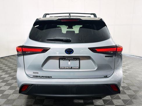 Used 2024 Toyota Highlander LE FWD image 4
