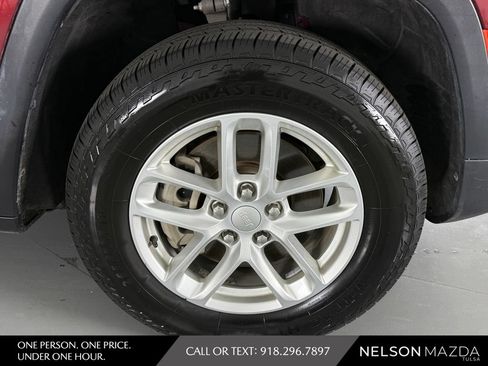 Used 2023 Jeep Grand Cherokee L Laredo AWD/4WD image 14