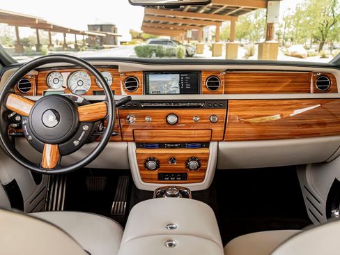 Used 2015 Rolls-Royce Phantom Drophead Coupe image 4