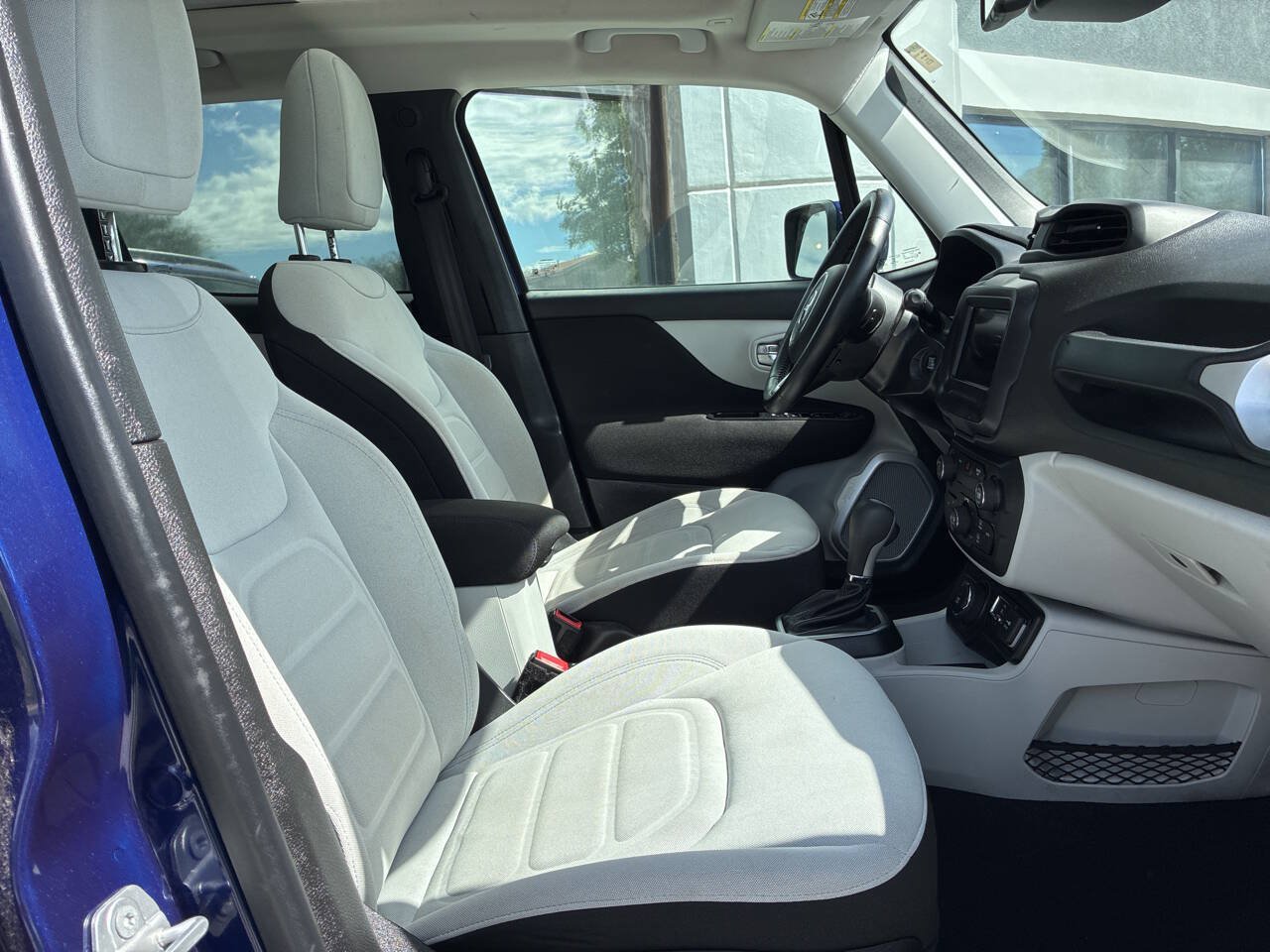 Used 2018 Jeep Renegade Latitude w/ Cold Weather Group AWD/4WD image 13