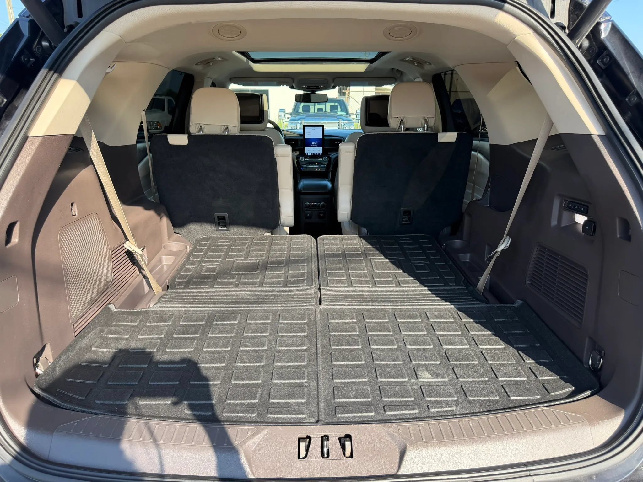 Used 2021 Ford Explorer Platinum w/ Equipment Group 601A AWD/4WD image 29