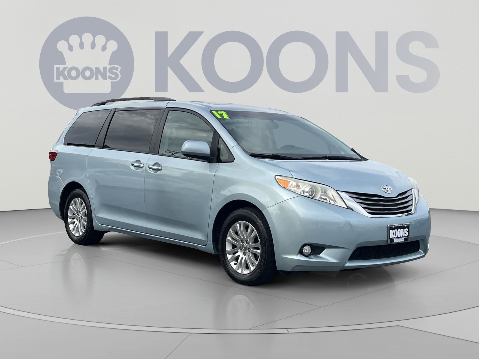 Used 2017 Toyota Sienna XLE w/ XLE Navigation Package FWD image 2