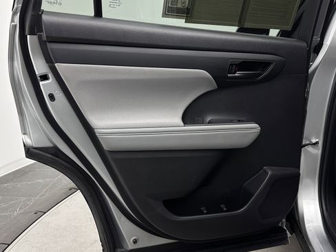 Used 2022 Toyota Highlander LE AWD/4WD image 24