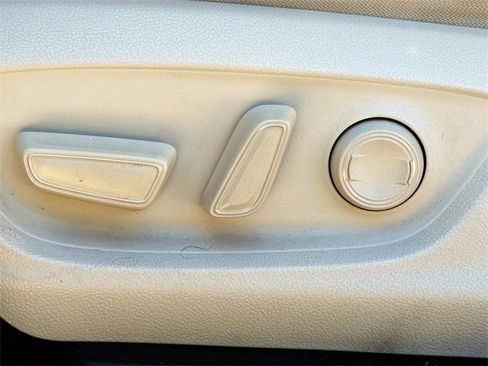 Used 2018 Toyota Camry XLE image 23